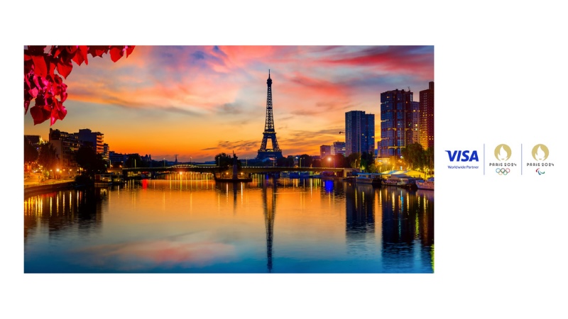 Stadtbild von Paris mit Seine sowie dem Eiffelturm im Zentrum neben Visa Sponsorship Logos.