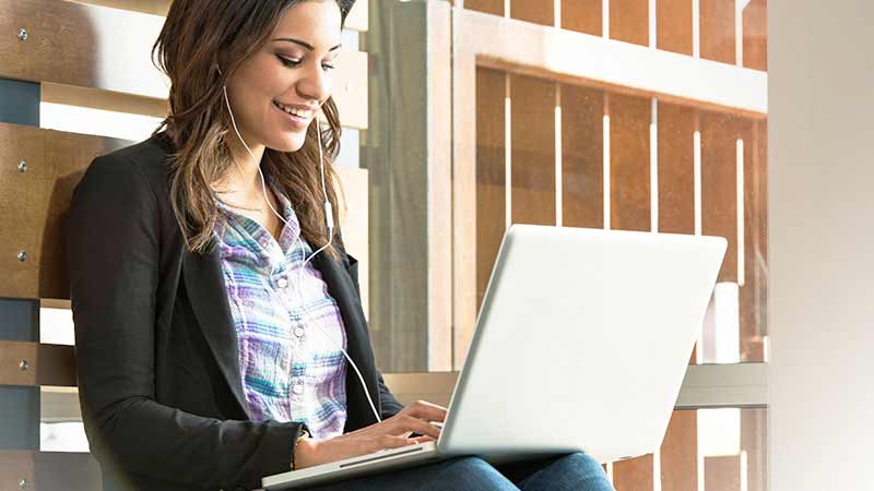 woman-with-laptop-800x450